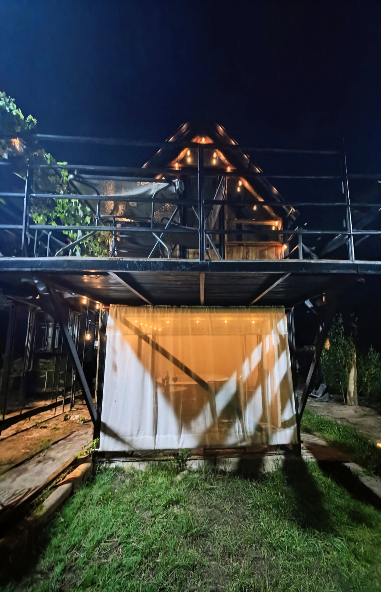 Exterior A-Frame nocturno