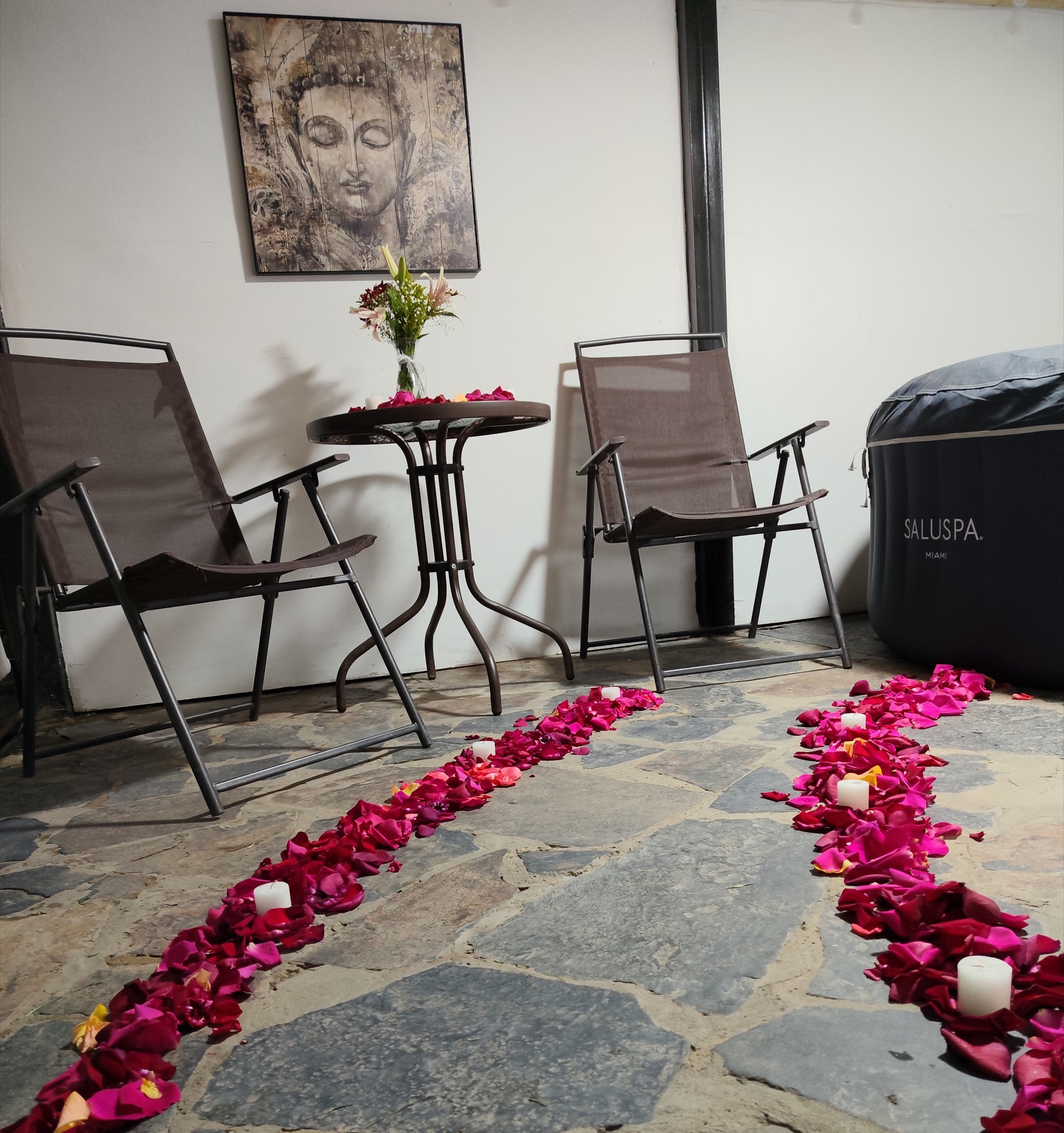 Jacuzzi privado con pétalos