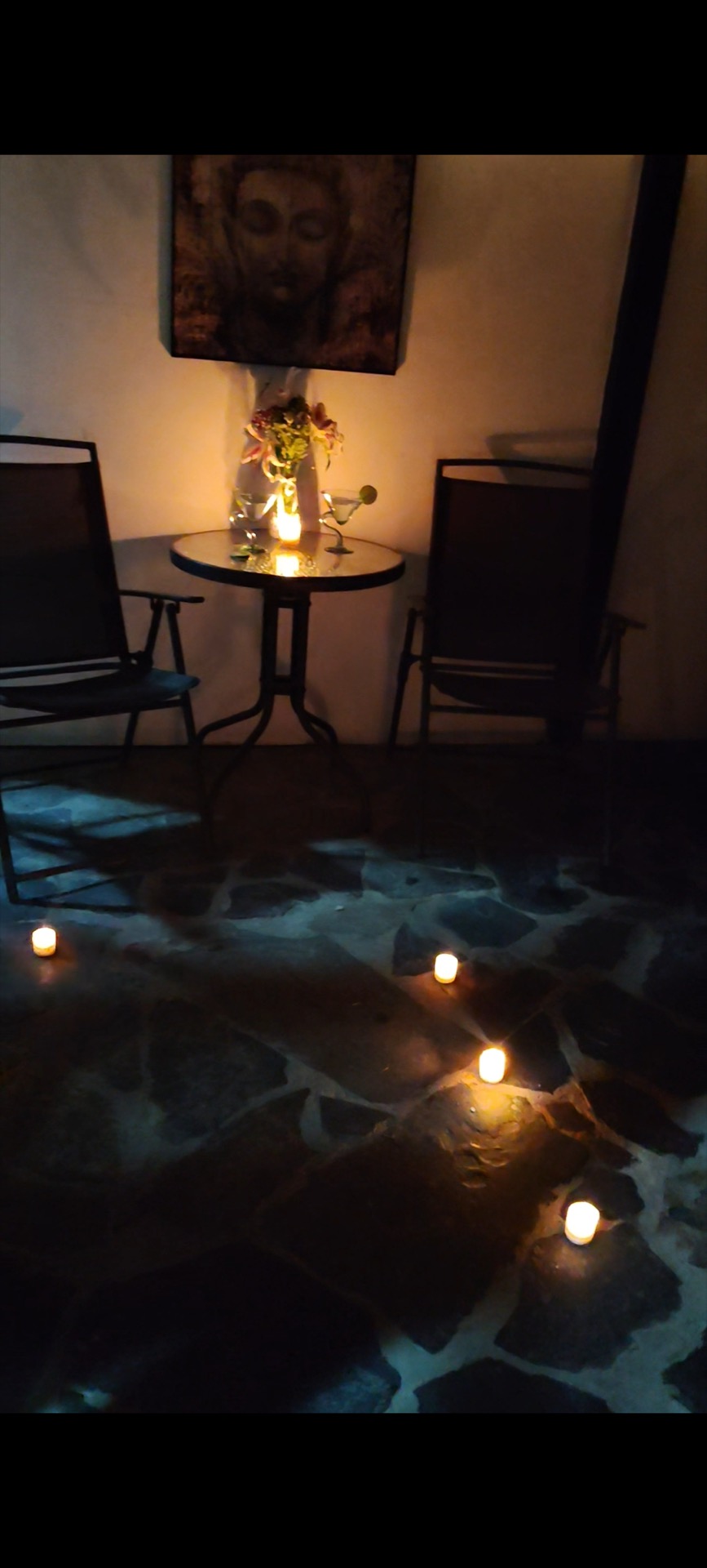 Zona lounge con velas en el glamping