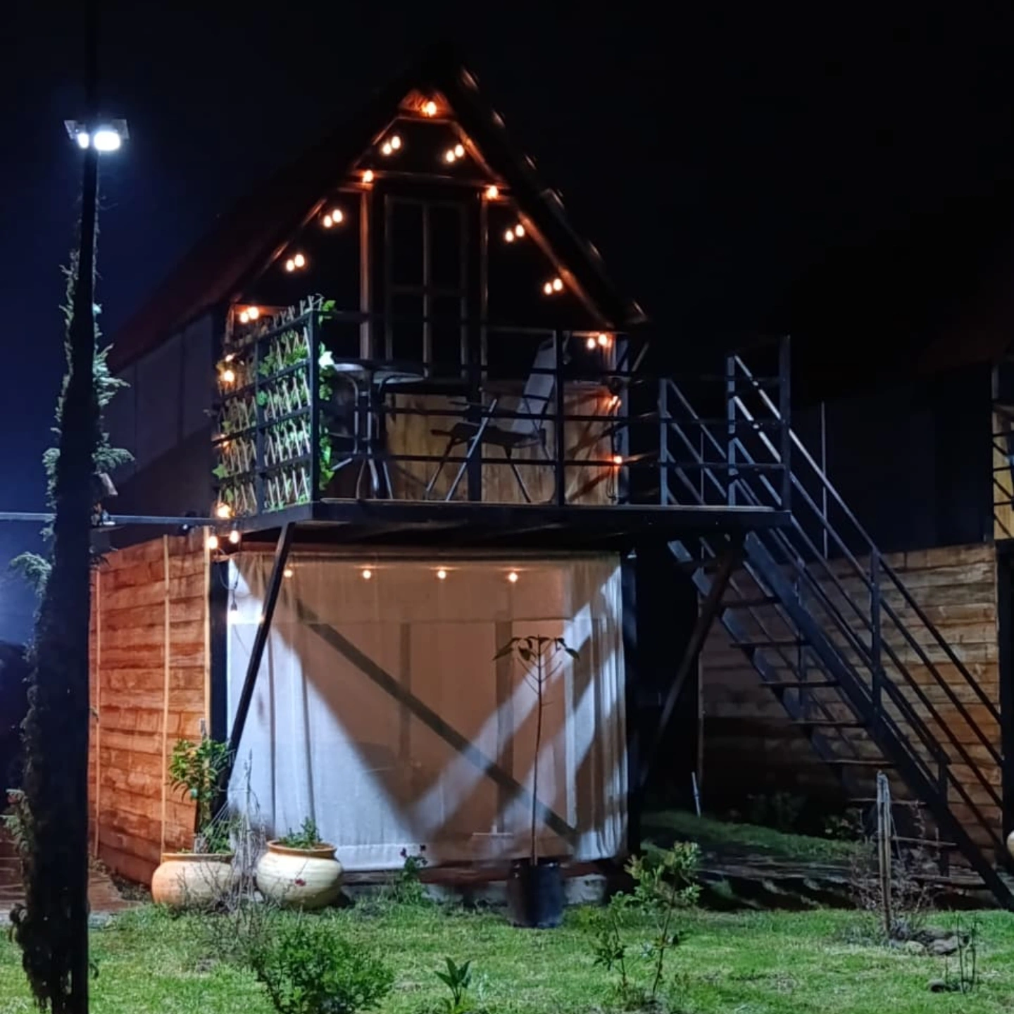 Exterior A-Frame nocturno